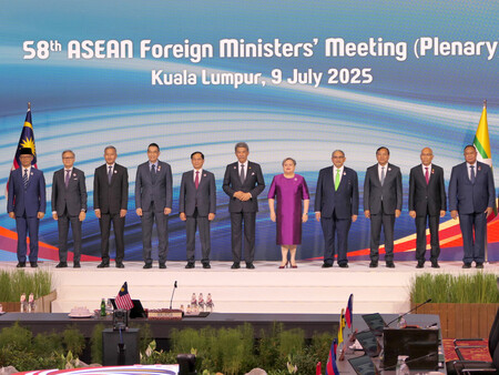 東南アジア諸国連合(ASEAN)外相会議に出席した各国外相ら=9日、クアラルンプール