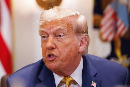 ８日、ホワイトハウスで閣議に臨むトランプ米大統領（ＥＰＡ時事）