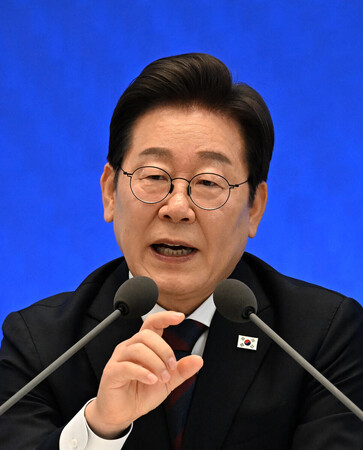 記者会見する韓国の李在明大統領＝３日、ソウル（ＡＦＰ時事）