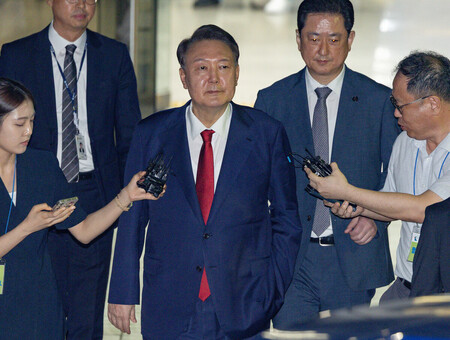 9日、ソウル中央地裁から出る韓国の尹錫悦前大統領(EPA時事)