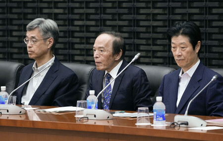 日銀の支店長会議に臨む植田和男総裁(中央)ら=10日午前、日銀本店(代表撮影)