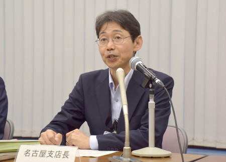 記者会見する上口洋司名古屋支店長＝１０日午後、日銀本店