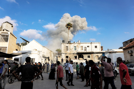 イスラエル軍の攻撃を受け立ち上る煙=2日、パレスチナ自治区ガザ(AFP時事)