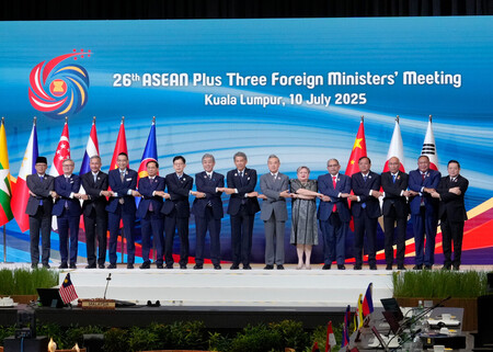 写真撮影に応じるASEAN+3(日中韓)の外相ら。中央左は岩屋毅外相=10日、クアラルンプール(外務省提供)