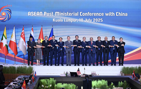 会議に臨む東南アジア諸国連合（ＡＳＥＡＮ）と中国の外相ら＝１０日、クアラルンプール（ＡＳＥＡＮ事務局のホームページより・時事）