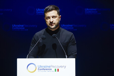 10日、ローマで開幕した「ウクライナ復興会議」で演説する同国のゼレンスキー大統領(EPA時事)