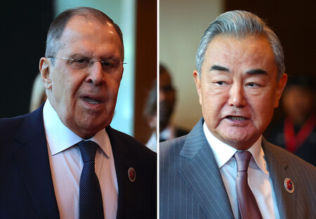 ロシアのラブロフ外相(左)と中国の王毅共産党政治局員兼外相(EPA時事)
