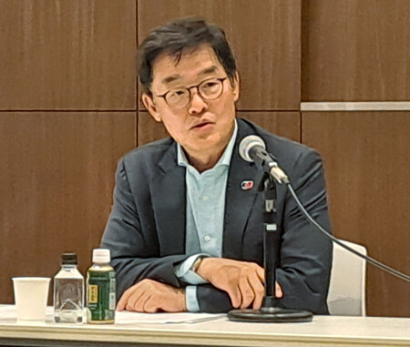 記者会見する朴※(吉の横並び)熙・駐日韓国大使=10日、東京都港区