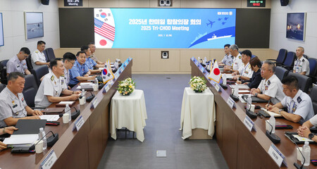 １０日、ソウルで会談する韓国軍の金明秀合同参謀本部議長（左手前から２人目）と自衛隊の吉田圭秀統合幕僚長（右手前から２人目）ら（韓国軍提供）