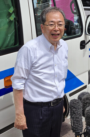 記者団の質問に答える公明党の斉藤鉄夫代表＝１０日、大阪市