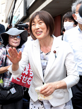 支援者にあいさつする共産党の田村智子委員長＝３日、東京都豊島区