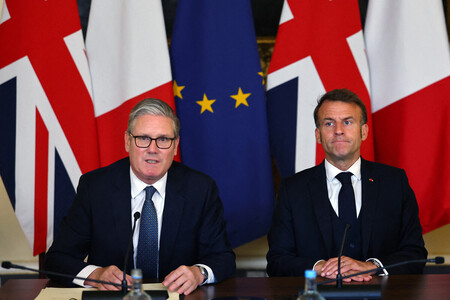 10日、ロンドンの首相官邸で会談するスターマー英首相(左)とフランスのマクロン大統領(AFP時事)