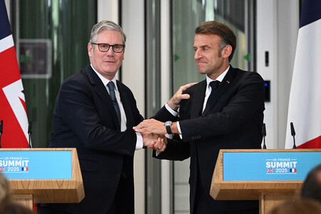 10日、ロンドン近郊で共同記者会見に臨むスターマー英首相(左)とフランスのマクロン大統領(AFP時事)