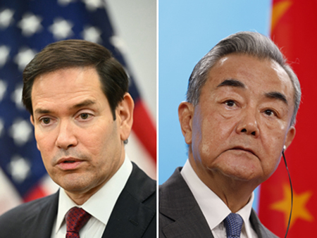 ルビオ米国務長官（写真左）と中国の王毅共産党政治局員兼外相（ＡＦＰ時事）