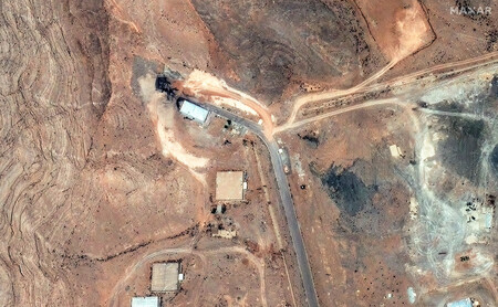 米国の空爆を受けたイラン核施設=6月22日、中部イスファハン(マクサー・テクノロジーズ提供)(AFP時事)