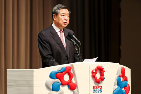 大阪・関西万博の中国ナショナルデーであいさつする中国の何立峰副首相=11日午前、大阪市此花区(代表撮影)