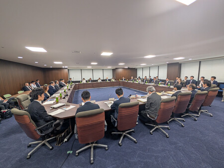 最低賃金引き上げ額の目安を議論する中央最低賃金審議会=11日午後、東京都千代田区