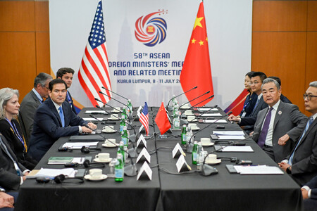 11日、クアラルンプールで会談するルビオ米国務長官(左手前から2人目)と中国の王毅共産党政治局員兼外相(右手前から2人目)(AFP時事)