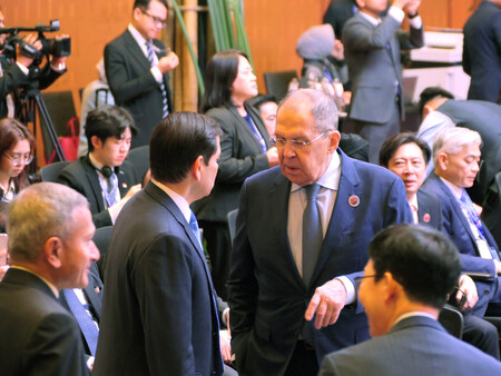 東アジアサミット外相会議を前に、立ち話をするルビオ米国務長官（中央左）とロシアのラブロフ外相（同右）＝１１日、クアラルンプール
