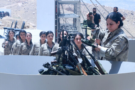 11日、イラク北部スレイマニヤで行われた式典で、武器を焼却炉に収めるクルド労働者党(PKK)の戦闘員(AFP時事)