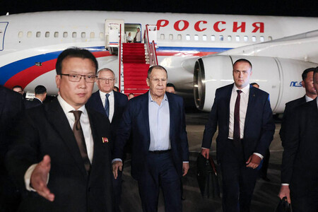 11日、北朝鮮東部・江原道元山に到着したロシアのラブロフ外相(中央)(ロシア外務省提供)(AFP時事)