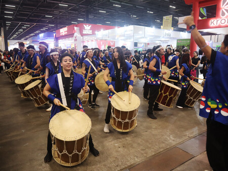 11日、ブラジル・サンパウロで開幕した「日本祭り」で披露された和太鼓の演奏