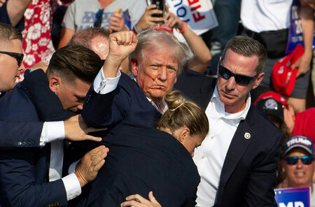 銃撃直後、右手を上げるトランプ氏＝２０２４年７月、米東部ペンシルベニア州バトラー（ＡＦＰ時事）