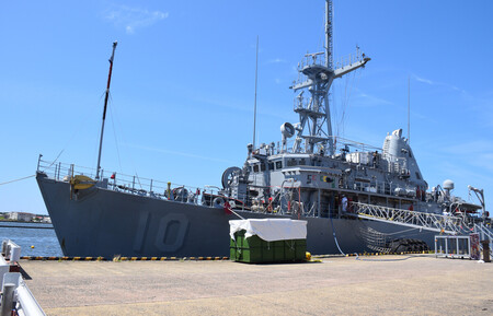新潟西港に寄港した米海軍掃海艦「ウォリアー」＝１２日午後、新潟市