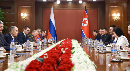 12日、北朝鮮東部・江原道元山で崔善姫外相(右から2人目)と会談するロシアのラブロフ外相(左から2人目)(ロシア外務省提供)(AFP時事)