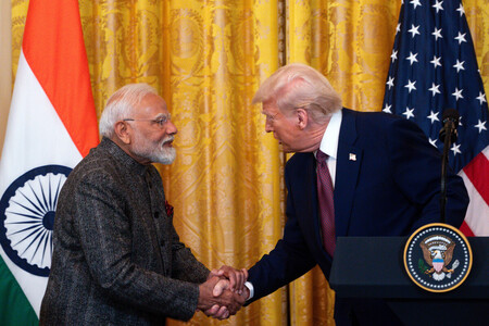 握手するインドのモディ首相(左)とトランプ米大統領=2月13日、ワシントン(EPA時事)
