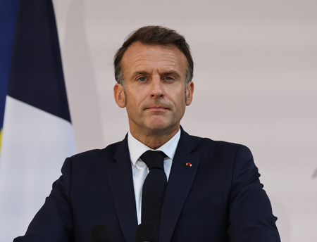 フランスのマクロン大統領=13日、パリ(EPA時事)