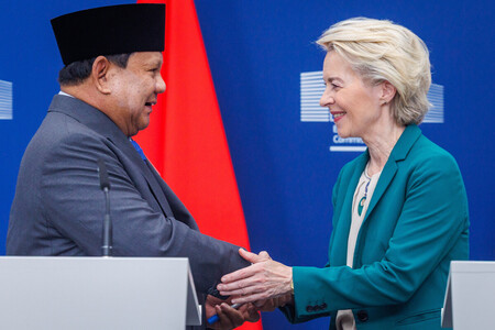 握手するインドネシアのプラボウォ大統領(左)と欧州連合(EU)のフォンデアライエン欧州委員長=13日、ブリュッセル(EPA時事)