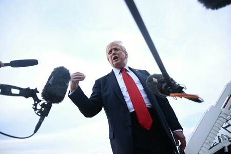 13日、米メリーランド州のアンドルーズ空軍基地で、記者団の取材に応じるトランプ大統領(AFP時事)