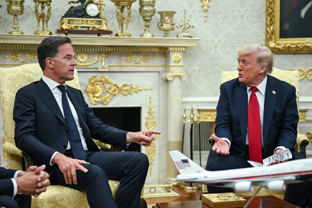 14日、ホワイトハウスで会談する北大西洋条約機構(NATO)のルッテ事務総長(左)とトランプ米大統領(AFP時事)