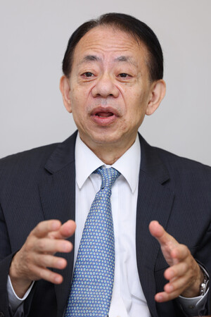 インタビューに答える浅川雅嗣元財務官＝１０日、東京都中央区