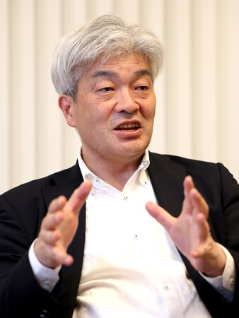 インタビューに答える東京大公共政策大学院の鈴木一人教授＝１０日、東京都港区