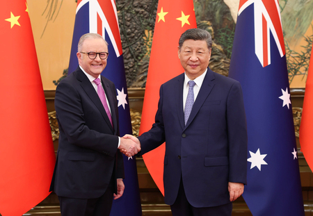 オーストラリアのアルバニージー首相（左）と中国の習近平国家主席＝１５日、北京（ＥＰＡ時事）