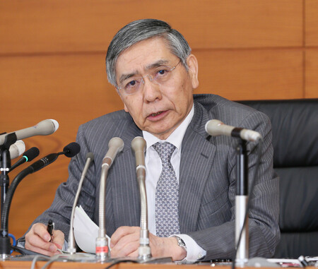 記者会見する日本銀行の黒田東彦総裁＝２０１５年４月３０日、日銀本店