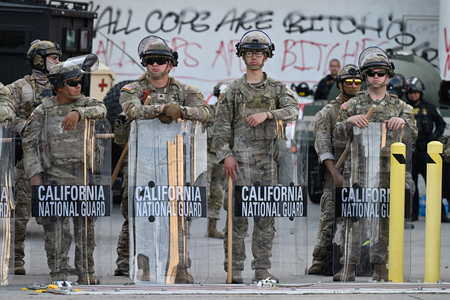 抗議デモが激化し、警戒に当たる州兵=6月12日、米カリフォルニア州ロサンゼルス(AFP時事)