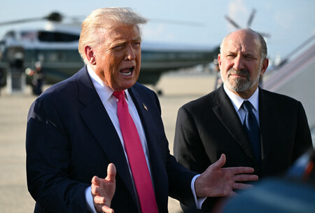 米ワシントン郊外のアンドルーズ空軍基地で記者団の取材に応じるトランプ大統領(左)=15日(AFP時事)