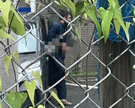 関税法違反容疑で逮捕され、神奈川県警山手署に移送されるナシーブウラ容疑者=16日午後、横浜市中区(一部画像処理しています)