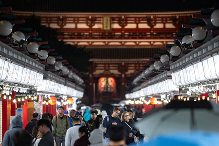 浅草を歩く外国人観光客ら=5月30日、東京都台東区(AFP時事)