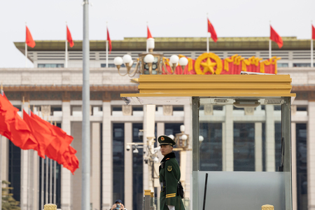 天安門広場を警備する中国人民武装警察の部隊員=3月3日、北京(EPA時事)