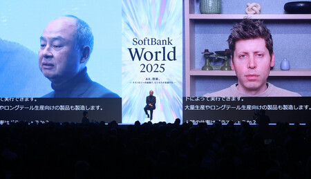 講演会で米オープンＡＩのアルトマン最高経営責任者（ＣＥＯ）と画面越しに対談するソフトバンクグループ（ＳＢＧ）の孫正義会長兼社長＝１６日、東京都港区