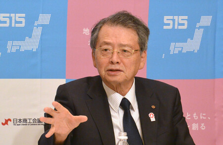 記者会見する日本商工会議所の小林健会頭=16日午後、東京都千代田区