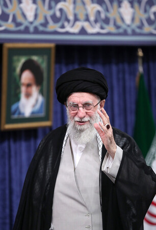 16日、テヘランでの会合であいさつするイランの最高指導者ハメネイ師(EPA時事)