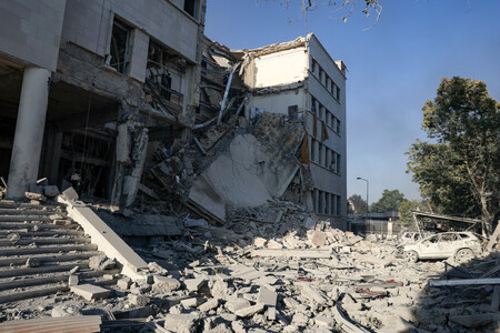 16日、ダマスカスで一部破壊されたシリア軍と国防省の建物(AFP時事)