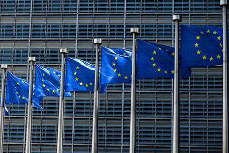 欧州連合(EU)欧州委員会前に掲げられた欧州旗=ベルギー・ブリュッセル(AFP時事)