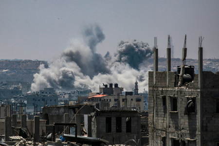 イスラエル軍の攻撃を受け、立ち上る煙=13日、パレスチナ自治区ガザ(AFP時事)