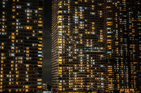 東京湾岸の高層マンション(資料)(AFP時事)